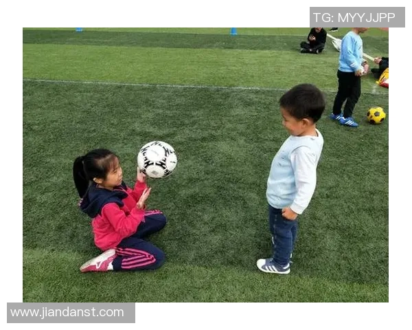 足球明星偶遇小朋友踢球瞬间感动不已传递热爱与梦想